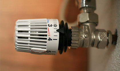 Thermostat an Heizung | Bildquelle: pixelio.de - Rainer Sturm